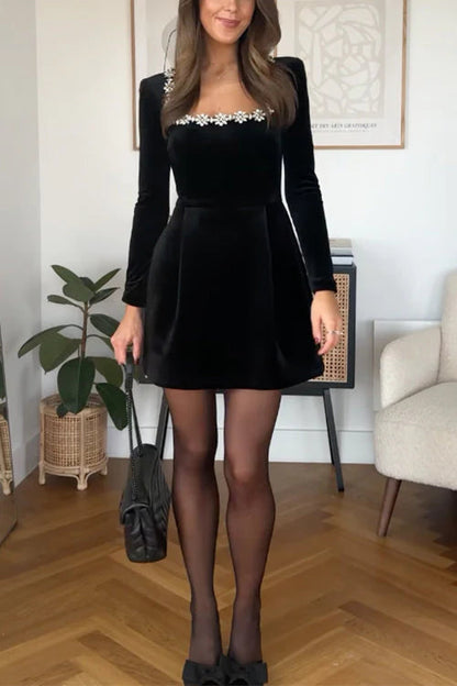 Sylis | Elegant velvet dress with square collar