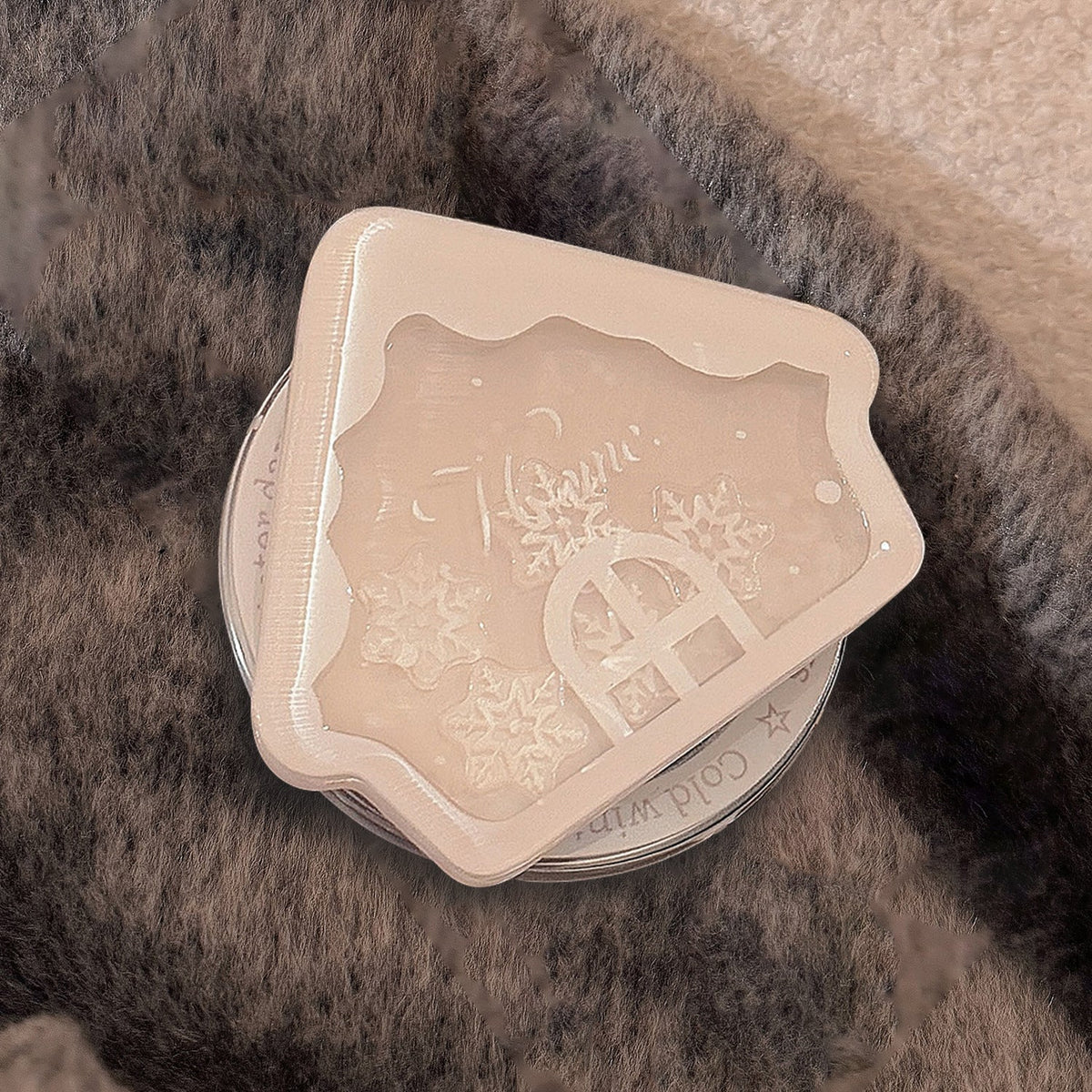 Fragrant candle in Winter House design Meroci