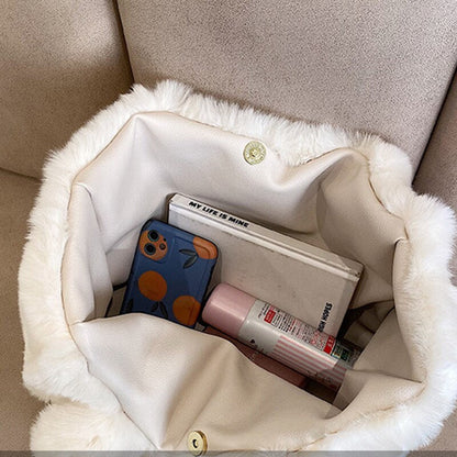 Sylis Pipa Plush Handbag | A comfortable and winter handbag for women