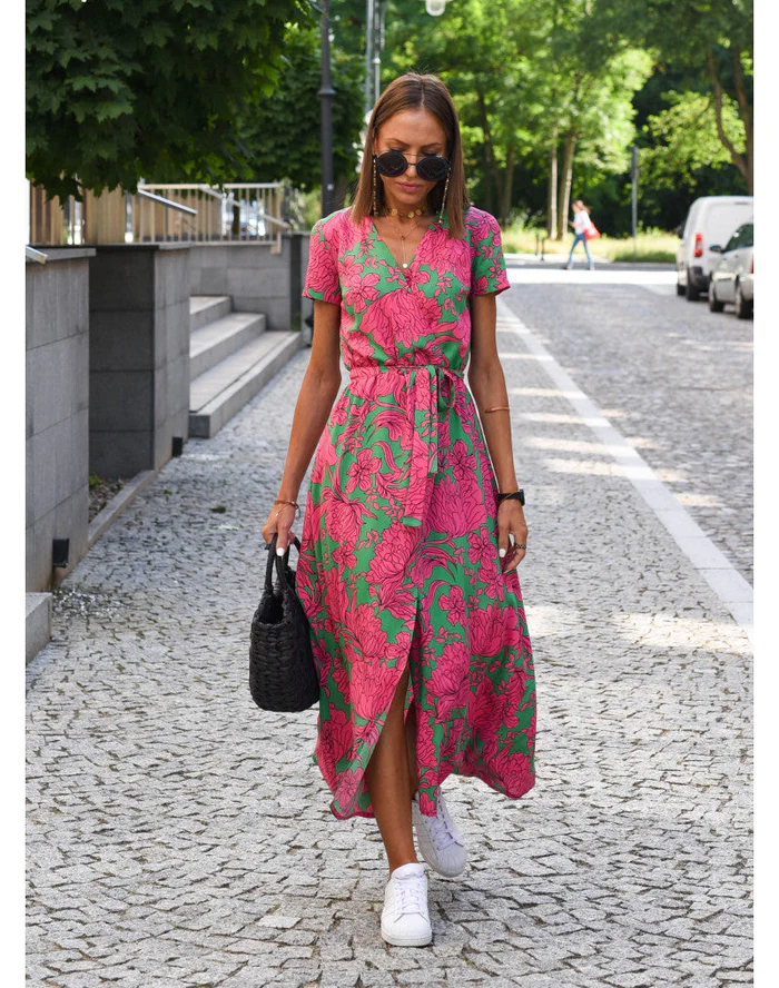 Langes rotes Sommerkleid mit Schnitt und Spitze